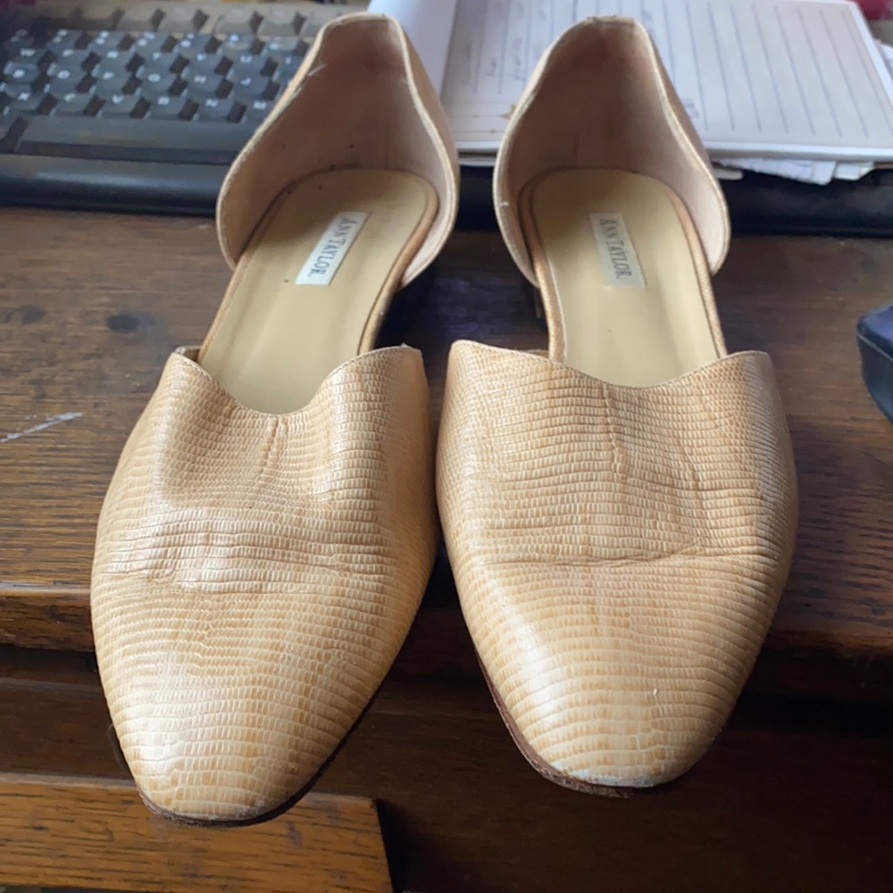Ann Taylor tan flats sz. 8 Medium